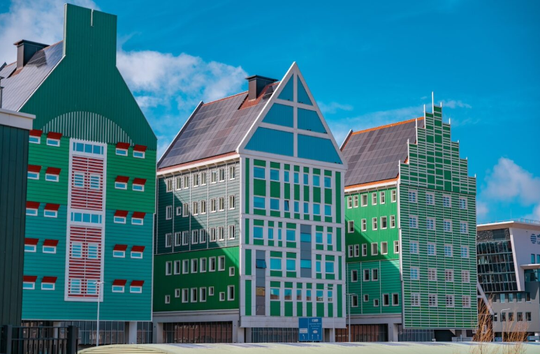 Fachada del hotel Zaandam de color verde y azul que parece una construcción de LEGO