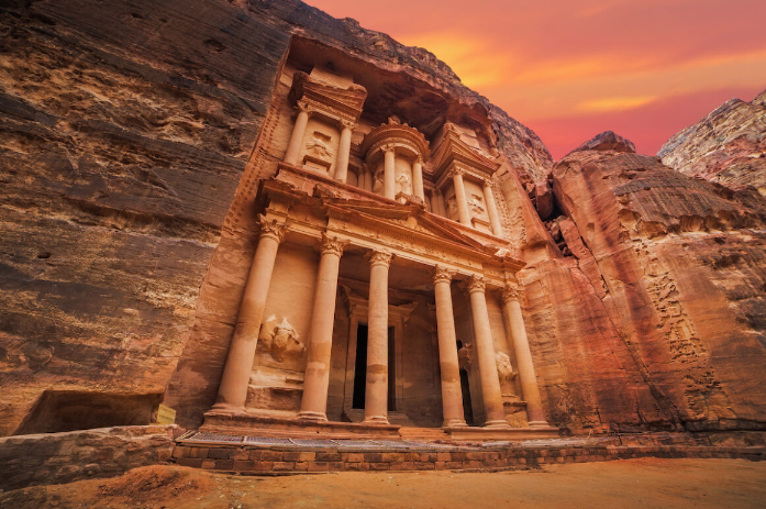Imagen de Petra al atardecer, una de las 7 maravillas del mundo moderno