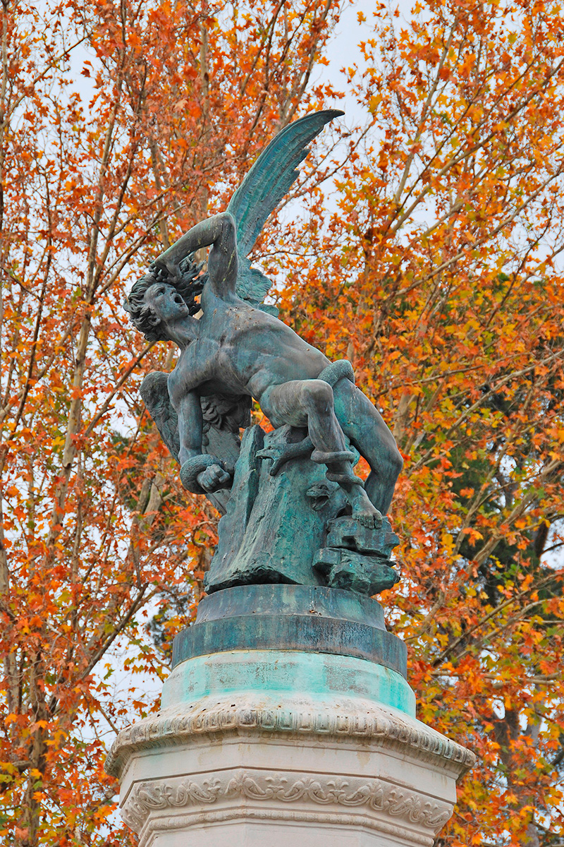 Estatua del Ángel caído en el Retiro