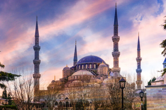 Imagen de una mezquita con bóvedas y torres.