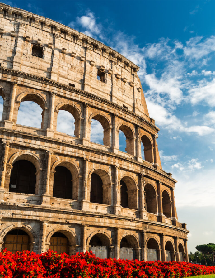 Coliseo romano, con arcos de medio punto, con el cielo azul de fondo