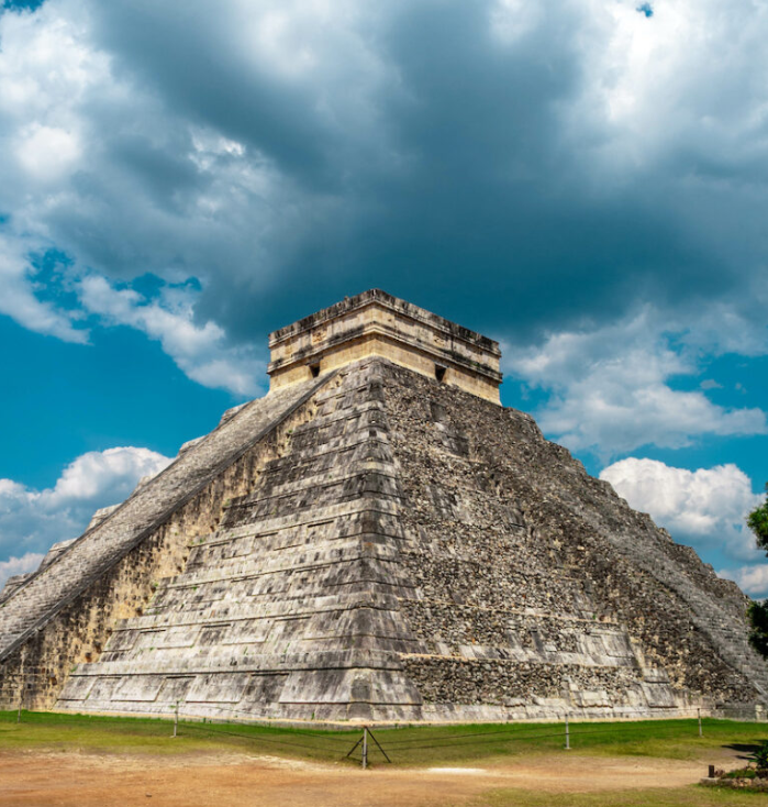 Pirámide de piedra de Chichén Itzá en el Yucatán