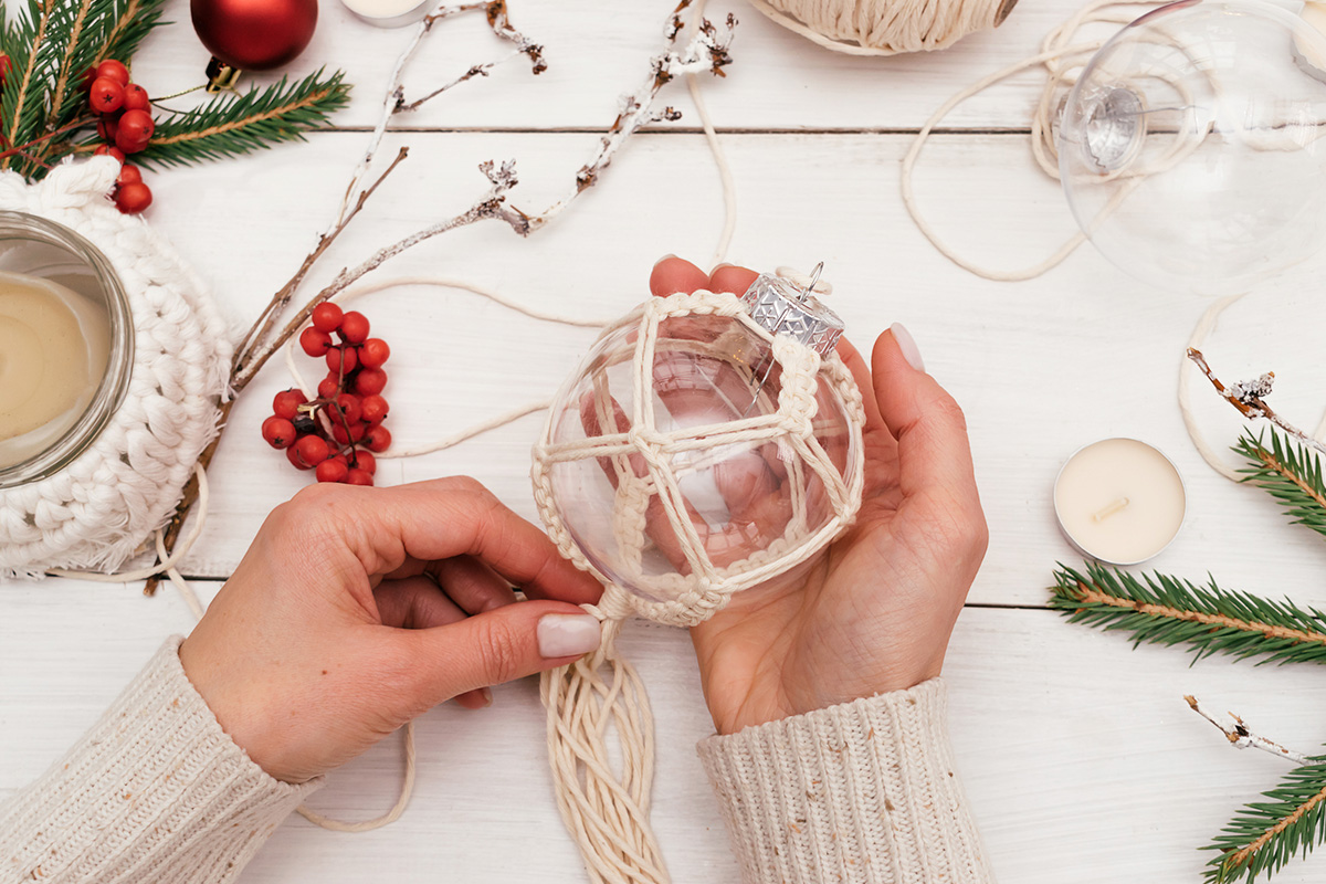 7 ideas para tus manualidades de bolas de Navidad: macramé