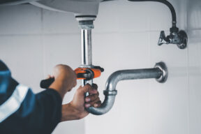 ¿Quién paga el fontanero en un piso de alquiler?