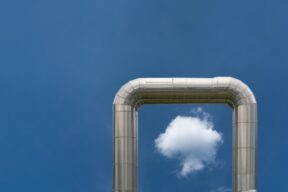 Qué es la red de calefacción urbana, cómo funciona y en qué se diferencia de la calefacción centralizada