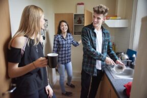 Compartir piso: cómo comportarse en los espacios comunes