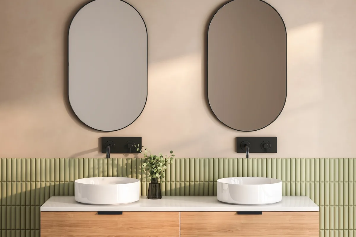 Cómo y por qué colocar los azulejos solo hasta la mitad de la pared en el baño