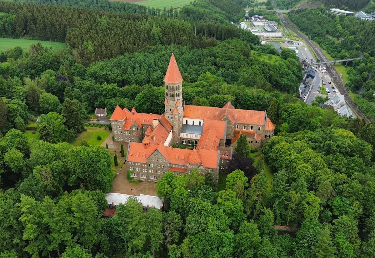 Qué ver en Clervaux, el pueblo que parece salido de un cuento de hadas, abadía benedictina de Saint-Maurice y Saint-Maur