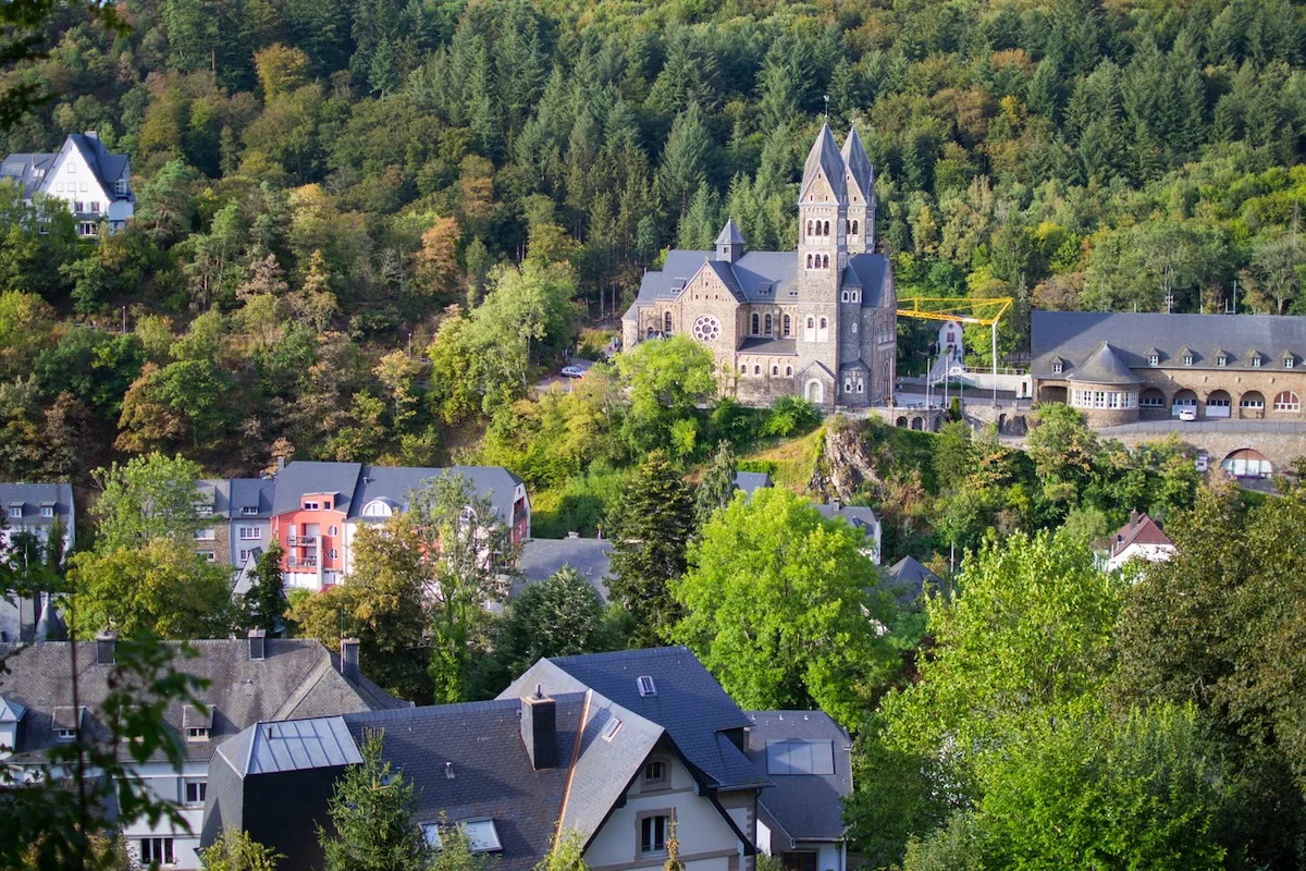 Qué ver en Clervaux, el pueblo que parece salido de un cuento de hadas, iglesia de los Santos Cosme y Damián